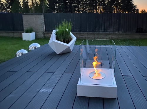 Biokominek wolnostojący Sunset Garden biały aranżacja 05.webp