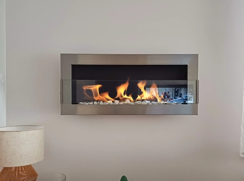 Biokominek wiszący z szybą 900x400 inox aranżacja07.webp