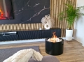 Biokominek wolnostojący moon czarny aranżacja 11.webp