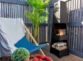 Biokominek wolnostojący Pyramid Garden czarny mat aranżacja 05.webp