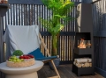 Biokominek wolnostojący Pyramid Garden czarny mat aranżacja 06.webp
