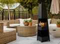 Biokominek wolnostojący Pyramid Garden czarny mat aranżacja 07.webp